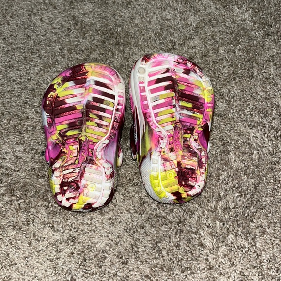 Toddler tie dye Crocs fur line - Picture 5 of 5